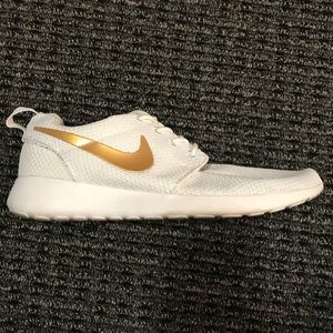 White nikes with gold details